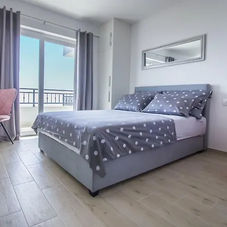 I Big Hill Apartment *