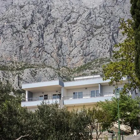 I Big Hill Apartment