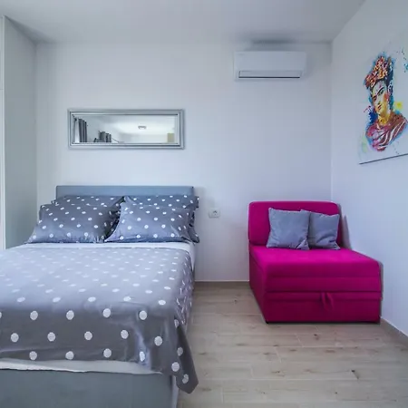 I Big Hill Apartment