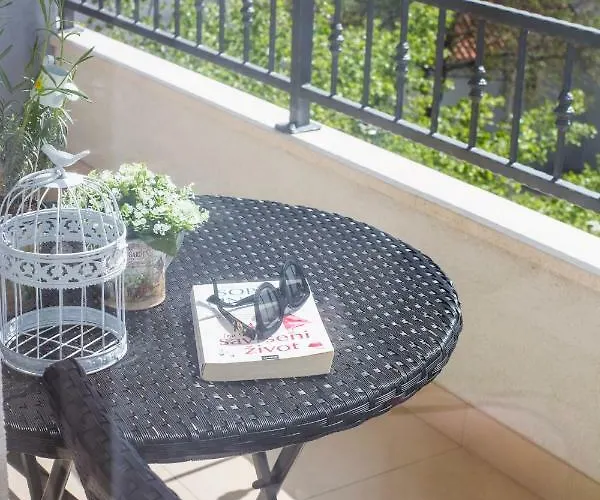 I Big Hill Apartment *