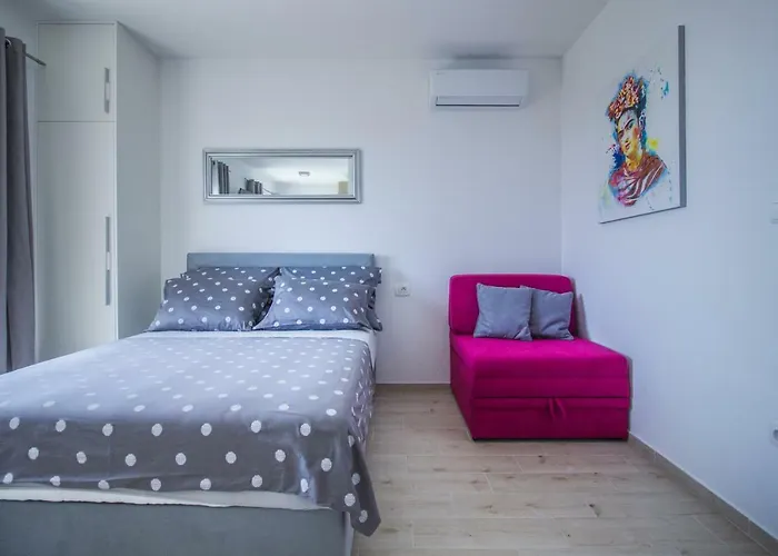 I Big Hill Apartment