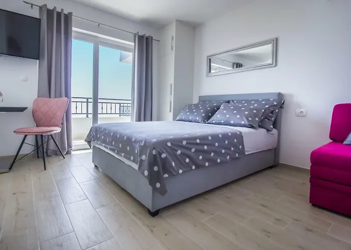 I Big Hill Apartment *